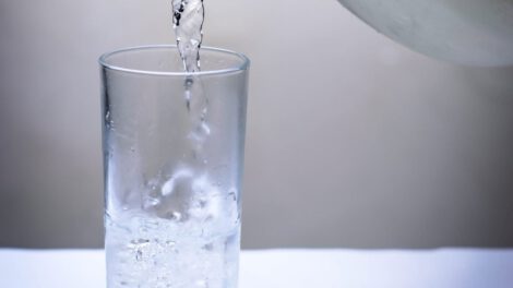 Beber agua antes de comer ayuda a controlar el apetito