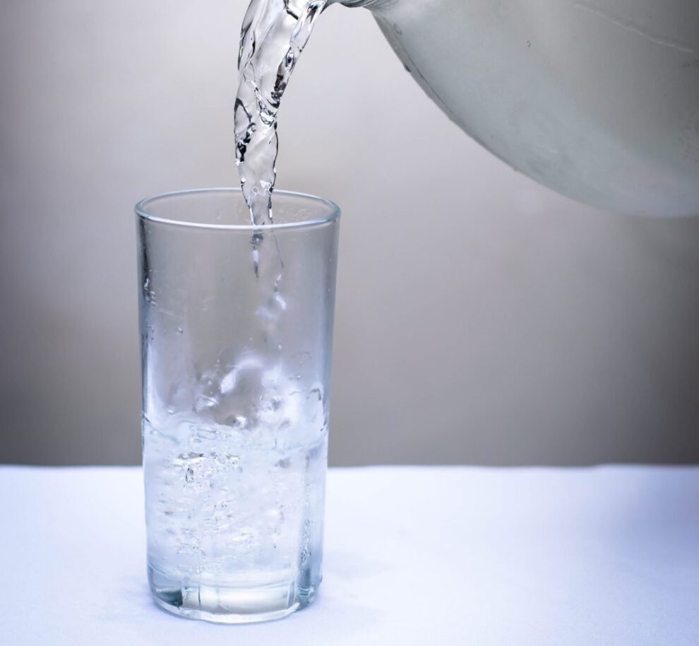 Beber agua antes de comer ayuda a controlar el apetito