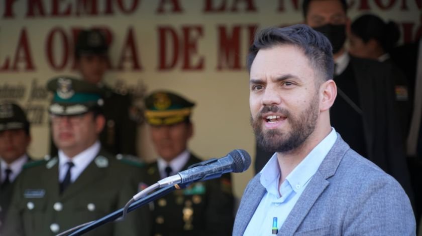 Ministro de Gobierno ofrece garantías a periodista investigador del caso Banco Fassil