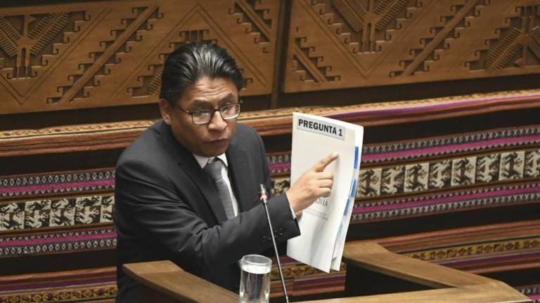 Iván Lima se salva de la censura durante su interpelación