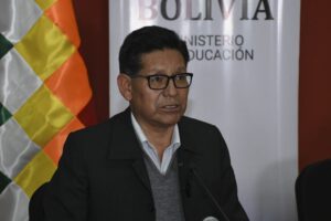 Edgar Pary en conferencia de prensa sobre el caso de plagio de textos educativos