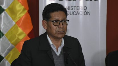 Edgar Pary en conferencia de prensa sobre el caso de plagio de textos educativos