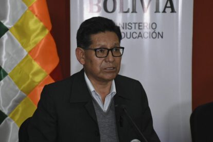 Edgar Pary en conferencia de prensa sobre el caso de plagio de textos educativos