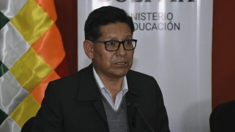 Edgar Pary en conferencia de prensa sobre el caso de plagio de textos educativos