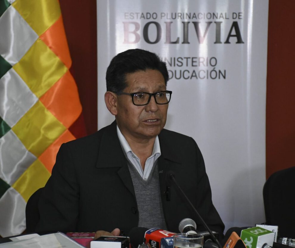 Edgar Pary en conferencia de prensa sobre el caso de plagio de textos educativos