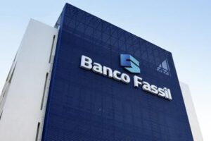 Afuera del intervenido Banco Fassil