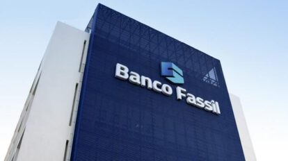 Afuera del intervenido Banco Fassil
