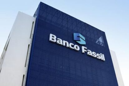 Afuera del intervenido Banco Fassil
