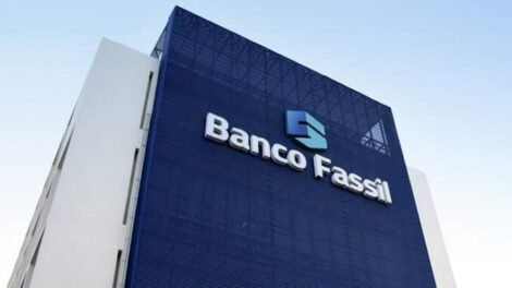 Afuera del intervenido Banco Fassil