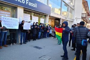 Trabajadores del Banco Fassil exigen pago de sueldos atrasados