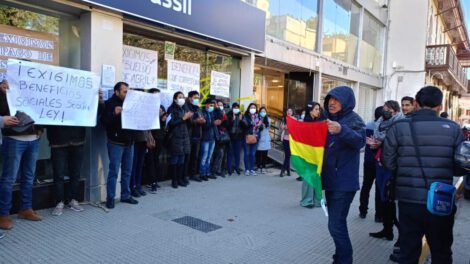 Trabajadores del Banco Fassil exigen pago de sueldos atrasados