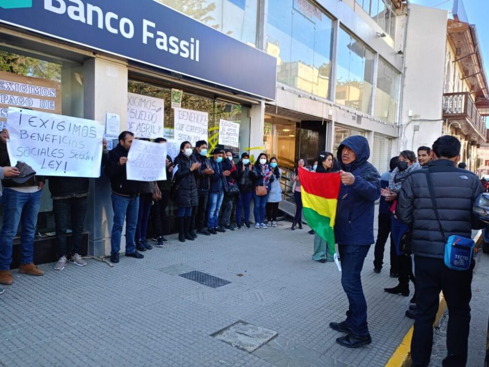 Trabajadores del Banco Fassil exigen pago de sueldos atrasados