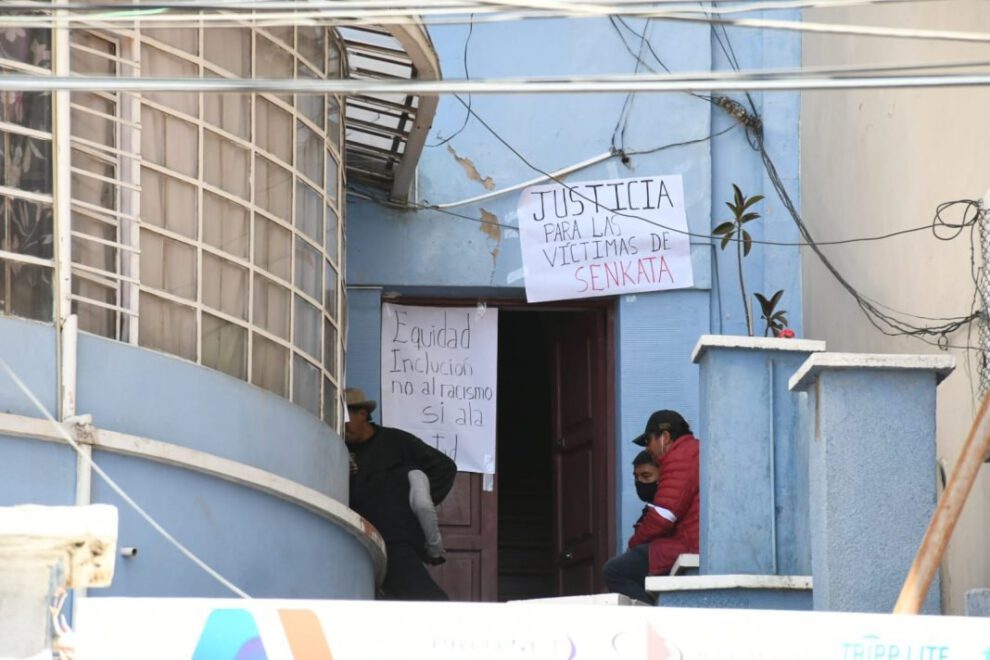 Toma de sede de la APDHB por simpatizantes del MAS