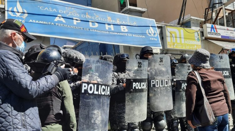 Toma de la Apdhb en La Paz