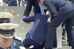 Biden salud en riesgo tras caída durante acto militar