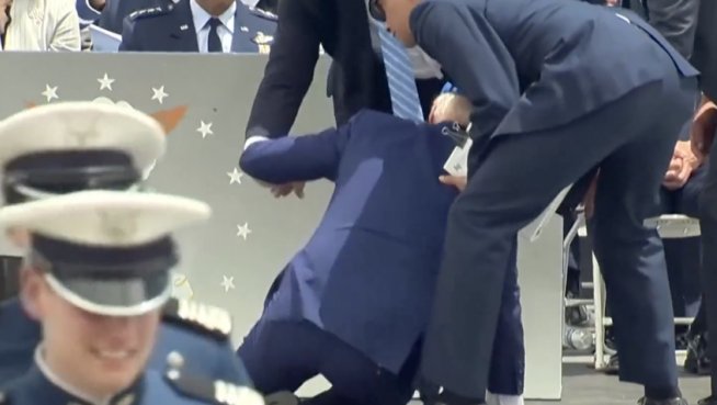 Biden salud en riesgo tras caída durante acto militar