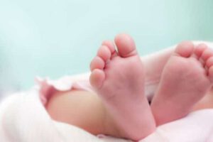 Adolescente vende a su bebé