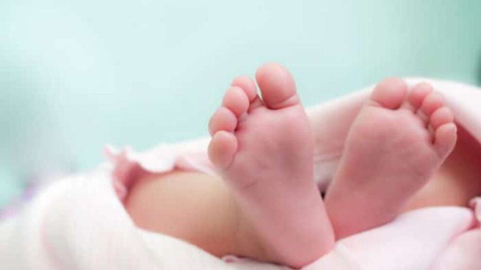 Adolescente vende a su bebé