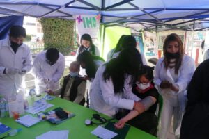Atención médica gratuita en feria de salud