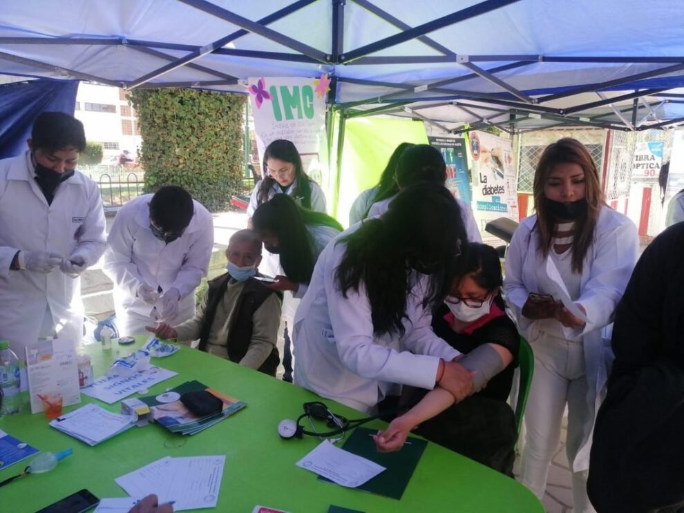 Atención médica gratuita en feria de salud