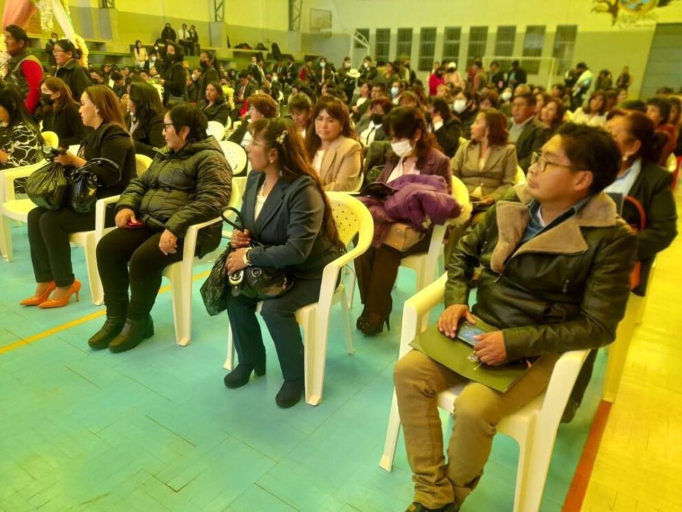 Reconocimiento para maestros meritorios en Oruro