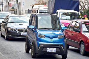 Coche eléctrico circulando en la urbe cochabambina