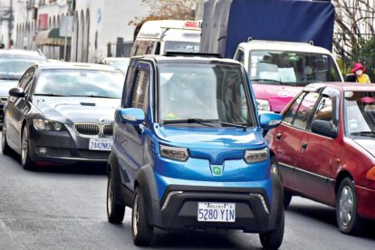 Coche eléctrico circulando en la urbe cochabambina