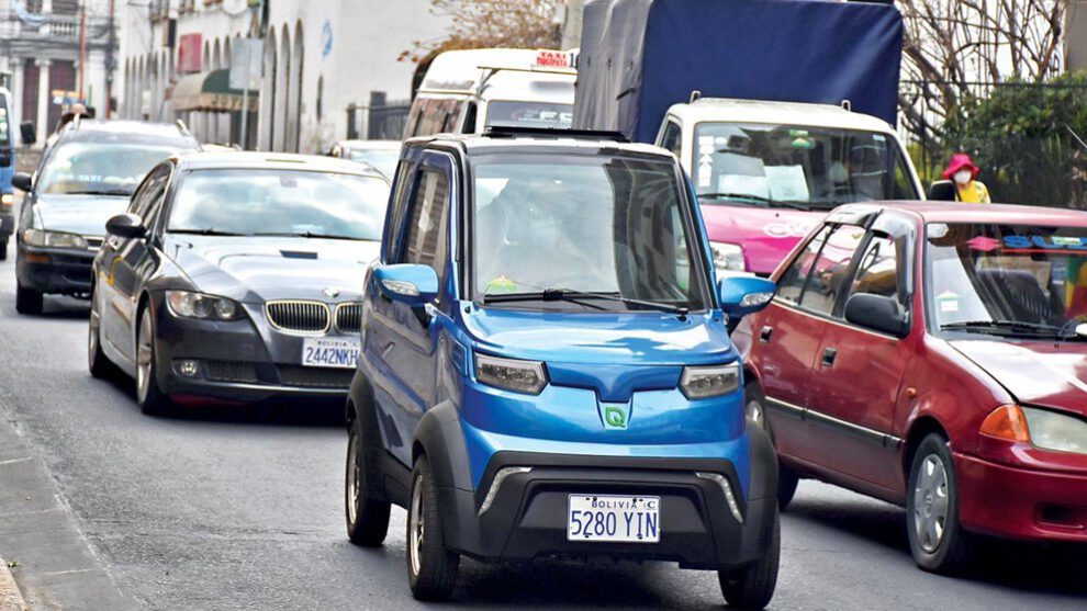 Coche eléctrico circulando en la urbe cochabambina