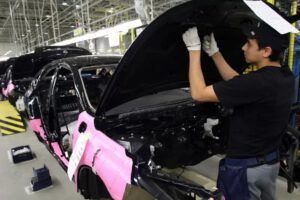 AvtoVAZ reanuda producción de coches en San Petersburgo