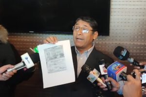 Cobros irregulares a vendedores de coca denunciados por Patricio Mendoza