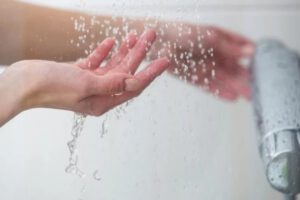 Ducharse con agua fría mejora la salud mental
