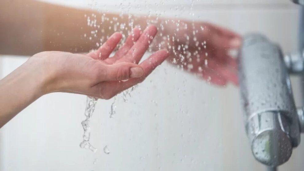 Ducharse con agua fría mejora la salud mental