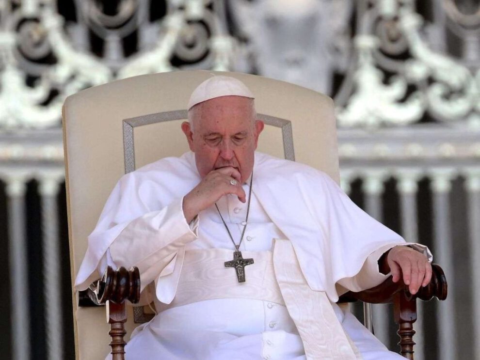 Papa Francisco mejora progresivamente tras cirugía abdominal