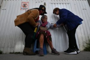 Amparo Carvajal en vigilia apoyada por activistas y líderes políticos
