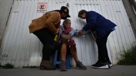 Amparo Carvajal en vigilia apoyada por activistas y líderes políticos