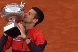 Novak Djokovic levantando el trofeo de Roland Garros