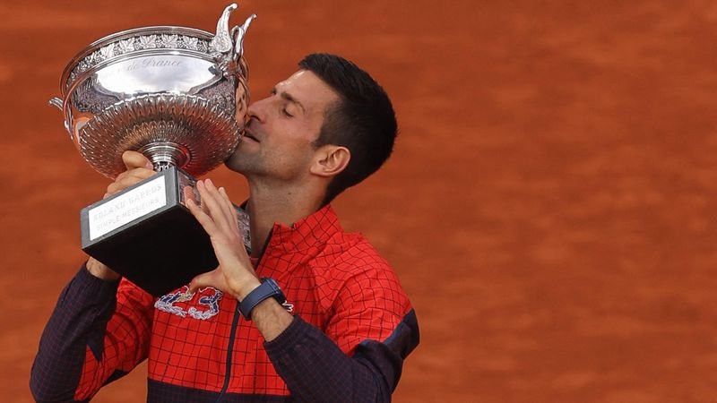 Novak Djokovic levantando el trofeo de Roland Garros