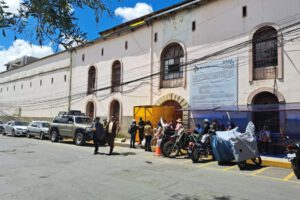 Recluso arrojando droga en la cárcel de San Pedro
