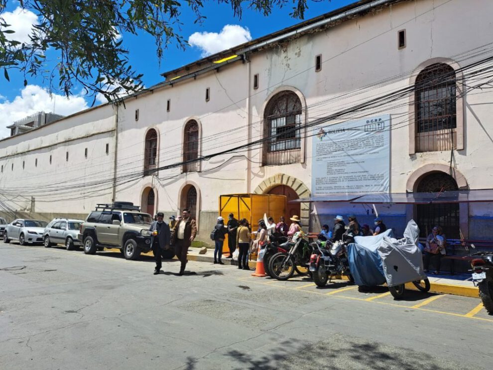 Recluso arrojando droga en la cárcel de San Pedro