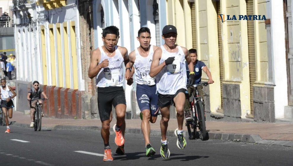 Héctor Garibay gana la competencia internacional 15K en Ecuador