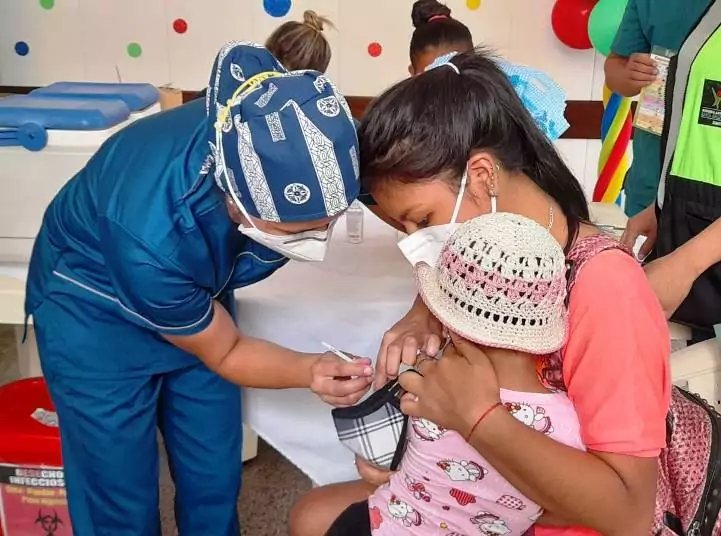 Campaña de vacunación para erradicar poliomielitis y sarampión