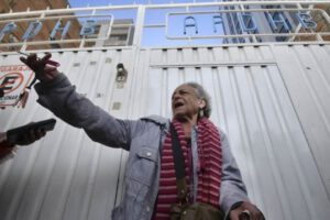 Amparo Carvajal en puertas de la presidenta de la Asamblea de Derechos Humanos de Bolivia