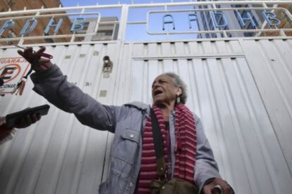 Amparo Carvajal en puertas de la presidenta de la Asamblea de Derechos Humanos de Bolivia