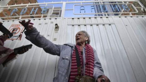 Amparo Carvajal en puertas de la presidenta de la Asamblea de Derechos Humanos de Bolivia