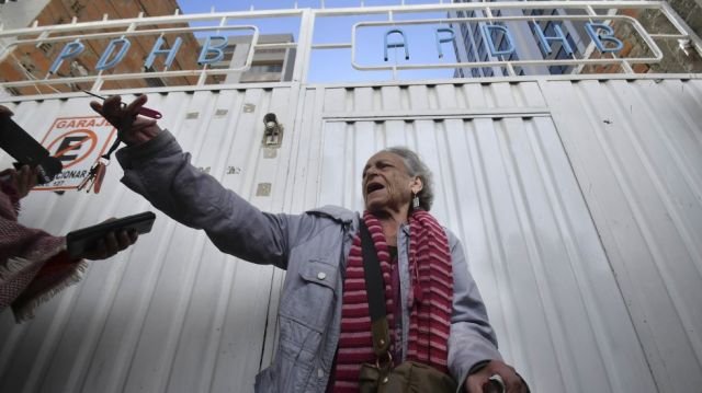 Amparo Carvajal en puertas de la presidenta de la Asamblea de Derechos Humanos de Bolivia