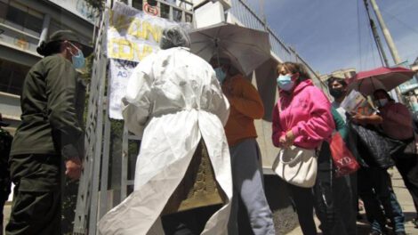 Emergencia en La Paz: pacientes hacen largas filas para obtener atención médica