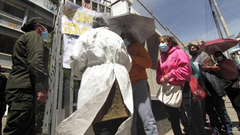 Emergencia en La Paz: pacientes hacen largas filas para obtener atención médica