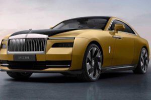 Rolls-Royce Spectre eléctrico color dorado
