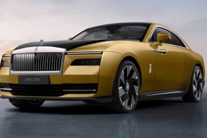 Rolls-Royce Spectre eléctrico color dorado