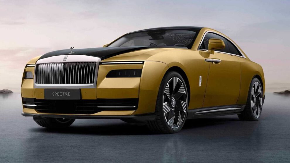 Rolls-Royce Spectre eléctrico color dorado